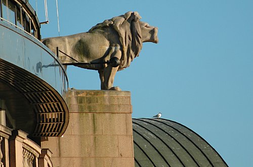 Löwe an der Außenseite des modernen Teils des
Reichstagsgebäudes